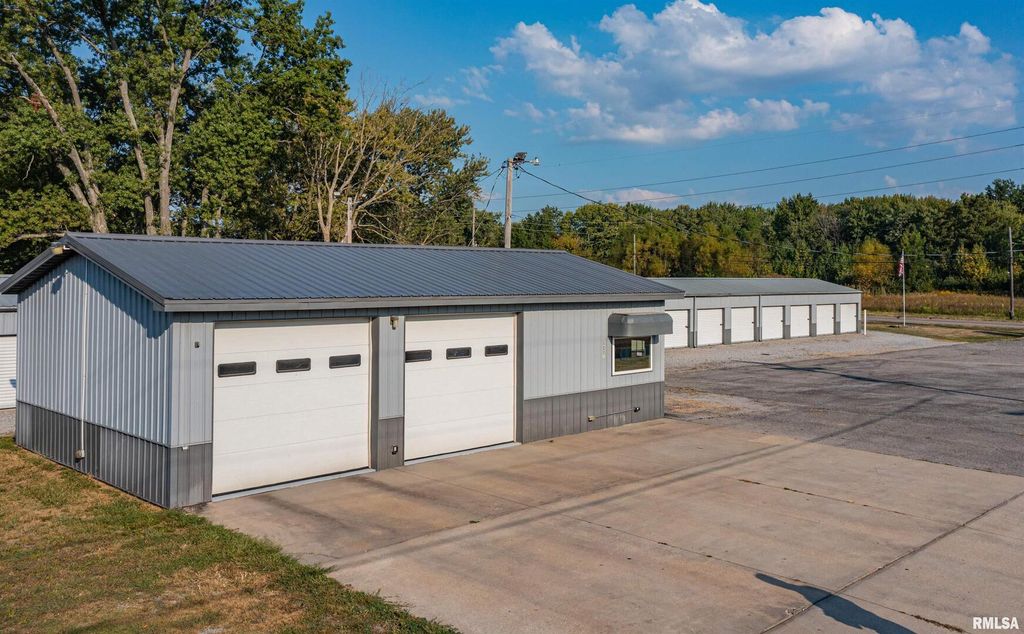 Image 3 of property listing at 2801 & 2803 Veterans Memorial Drive, Mt Vernon, IL 62864