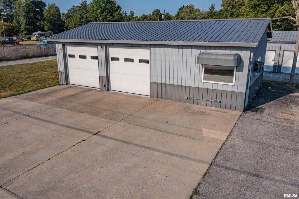 Image 4 of property listing at 2801 & 2803 Veterans Memorial Drive, Mt Vernon, IL 62864