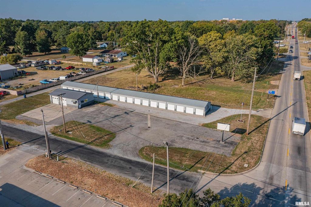 Image 5 of property listing at 2801 & 2803 Veterans Memorial Drive, Mt Vernon, IL 62864