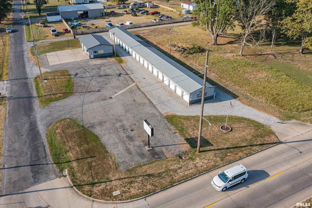 Image 6 of property listing at 2801 & 2803 Veterans Memorial Drive, Mt Vernon, IL 62864