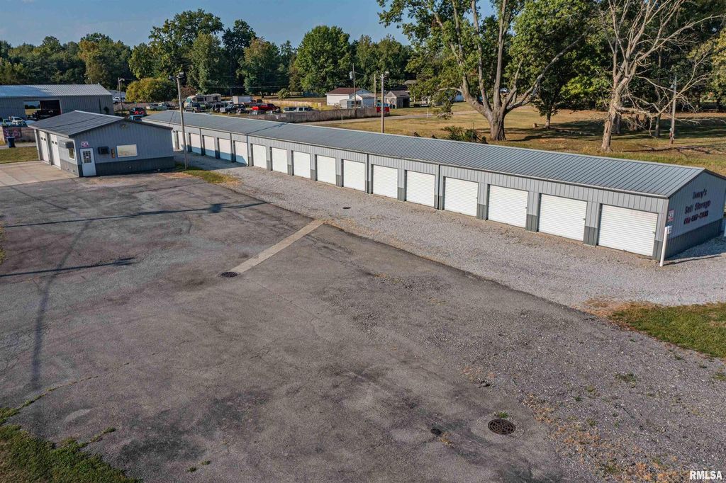 Image 8 of property listing at 2801 & 2803 Veterans Memorial Drive, Mt Vernon, IL 62864