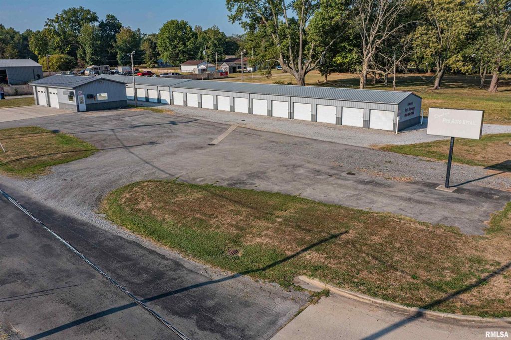 Image 9 of property listing at 2801 & 2803 Veterans Memorial Drive, Mt Vernon, IL 62864