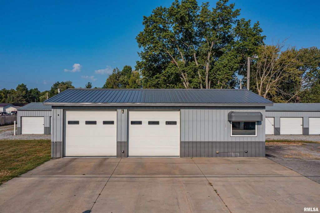 Image 10 of property listing at 2801 & 2803 Veterans Memorial Drive, Mt Vernon, IL 62864