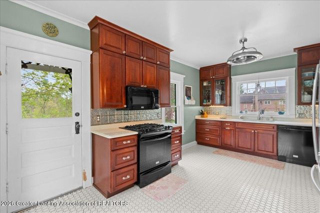 238 W River Street, Grand Ledge, MI 48837
