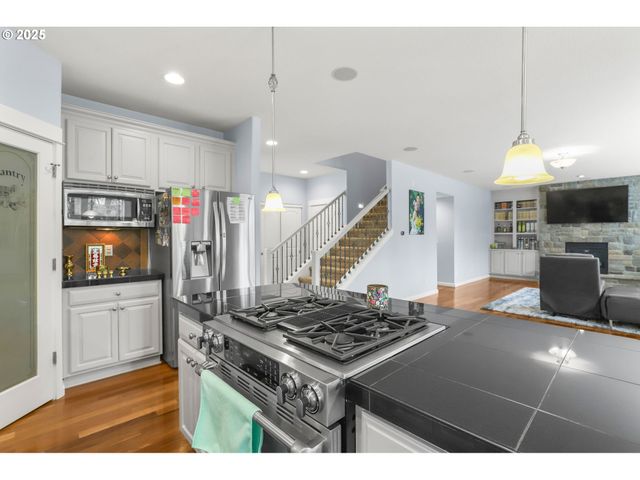 7281 Ne ROCKRIDGE Pl, Hillsboro, OR 97124