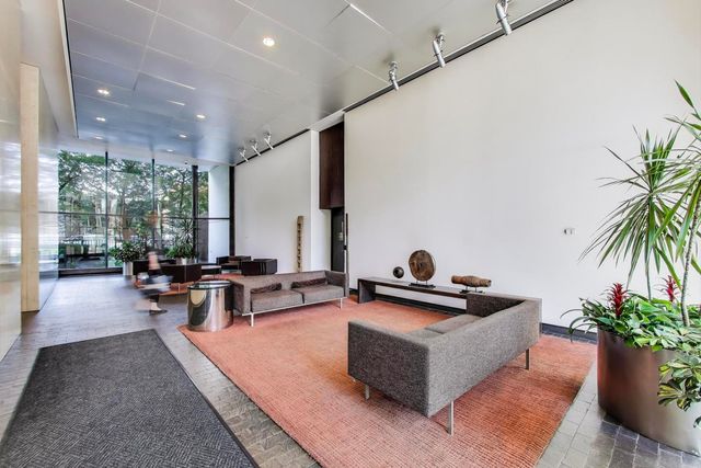 1560 N Sandburg Terrace 510, Chicago, IL 60610