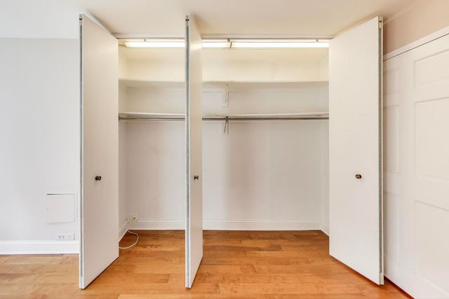 1560 N Sandburg Terrace 510, Chicago, IL 60610