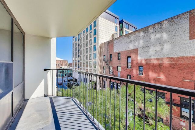 1560 N Sandburg Terrace 510, Chicago, IL 60610