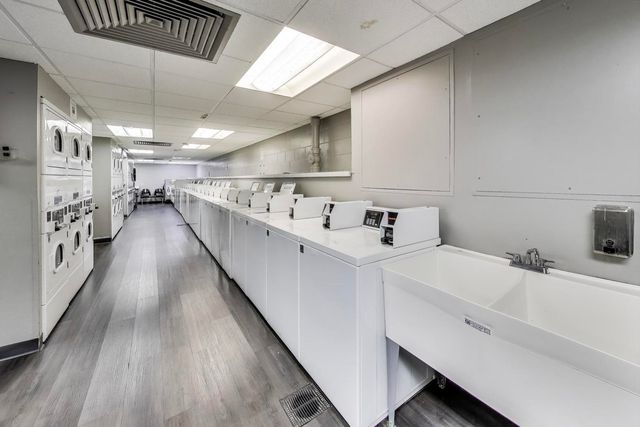 1560 N Sandburg Terrace 510, Chicago, IL 60610