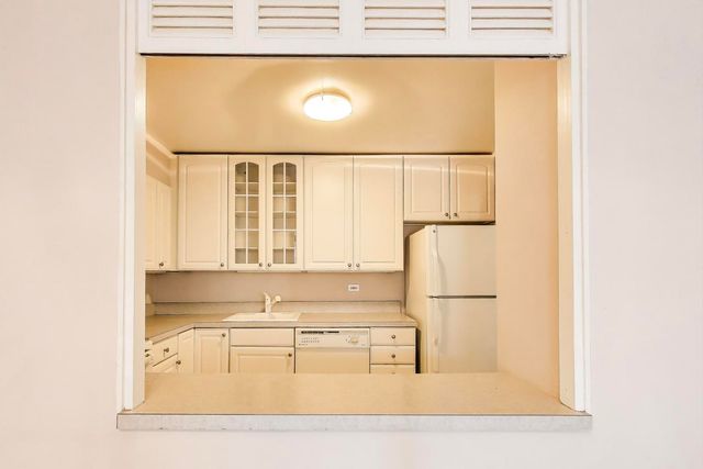 1560 N Sandburg Terrace 510, Chicago, IL 60610