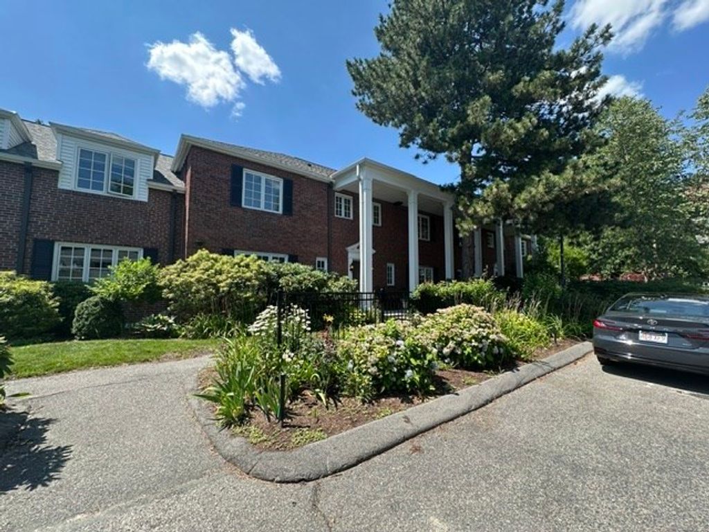 12 Still St. 15, Brookline, MA 02446