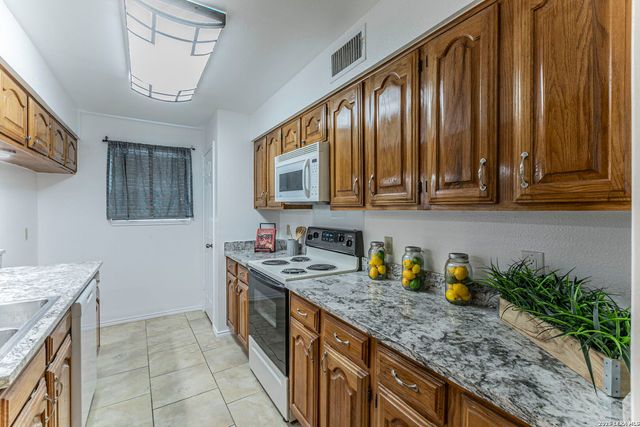 7930 Roanoke Run Apt 207, San Antonio, TX 78240