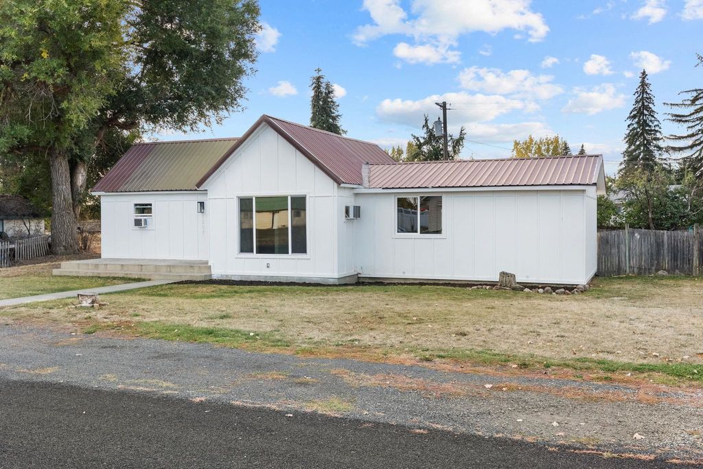 1207 Washington St, Davenport, WA 99122 photo 2