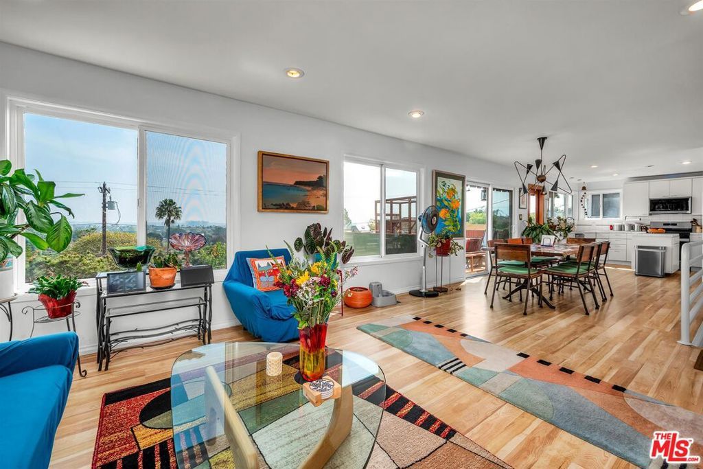 Image 10 of property listing at 2030 Marine Street, Santa Monica, CA 90405