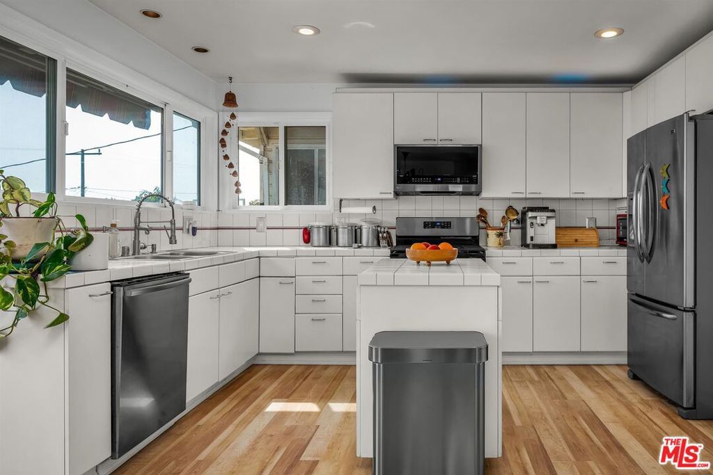 Image 11 of property listing at 2030 Marine Street, Santa Monica, CA 90405