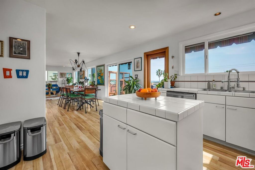 Image 13 of property listing at 2030 Marine Street, Santa Monica, CA 90405