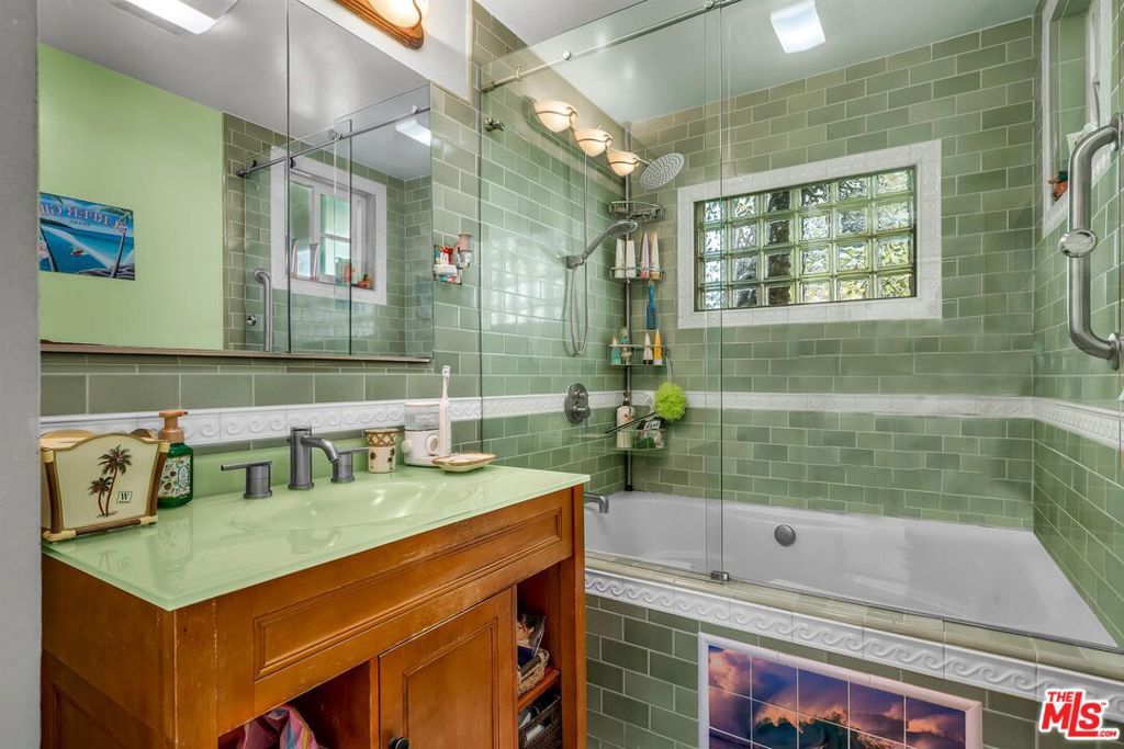 Image 17 of property listing at 2030 Marine Street, Santa Monica, CA 90405