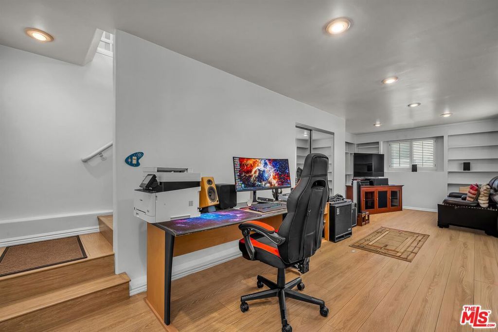 Image 19 of property listing at 2030 Marine Street, Santa Monica, CA 90405