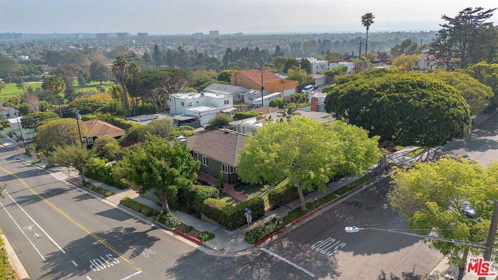 Image 28 of property listing at 2030 Marine Street, Santa Monica, CA 90405