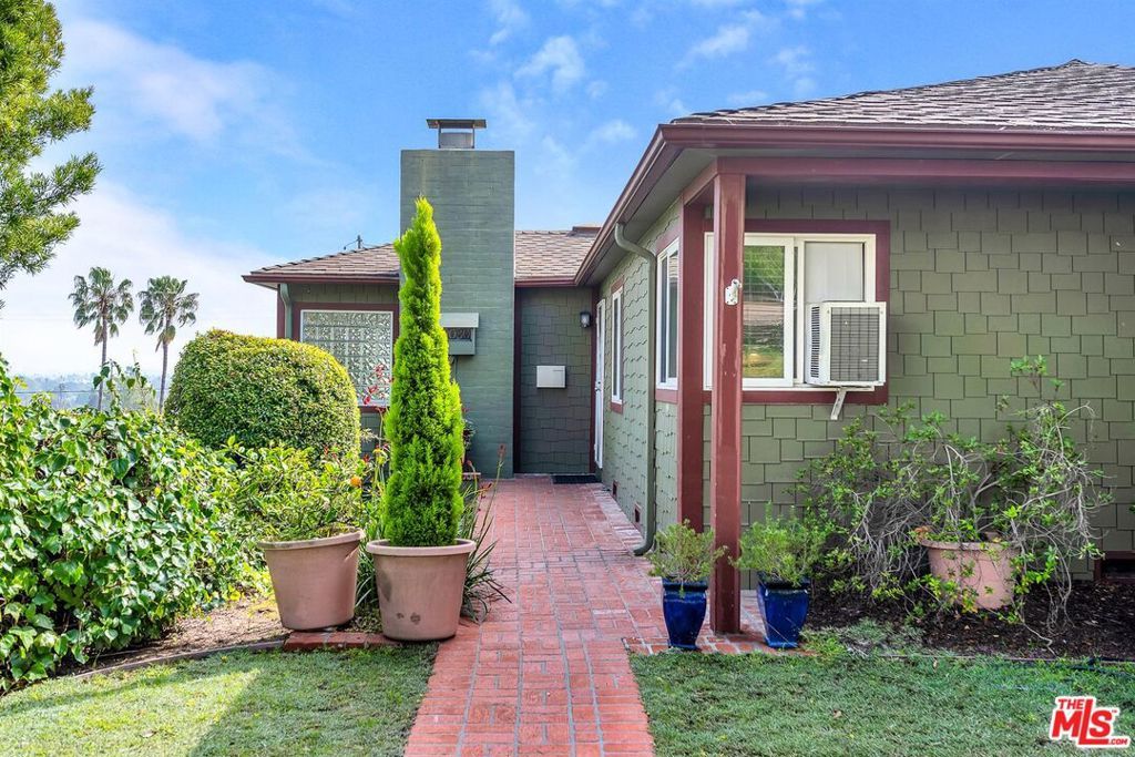 Image 3 of property listing at 2030 Marine Street, Santa Monica, CA 90405