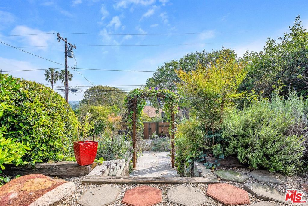 Image 36 of property listing at 2030 Marine Street, Santa Monica, CA 90405