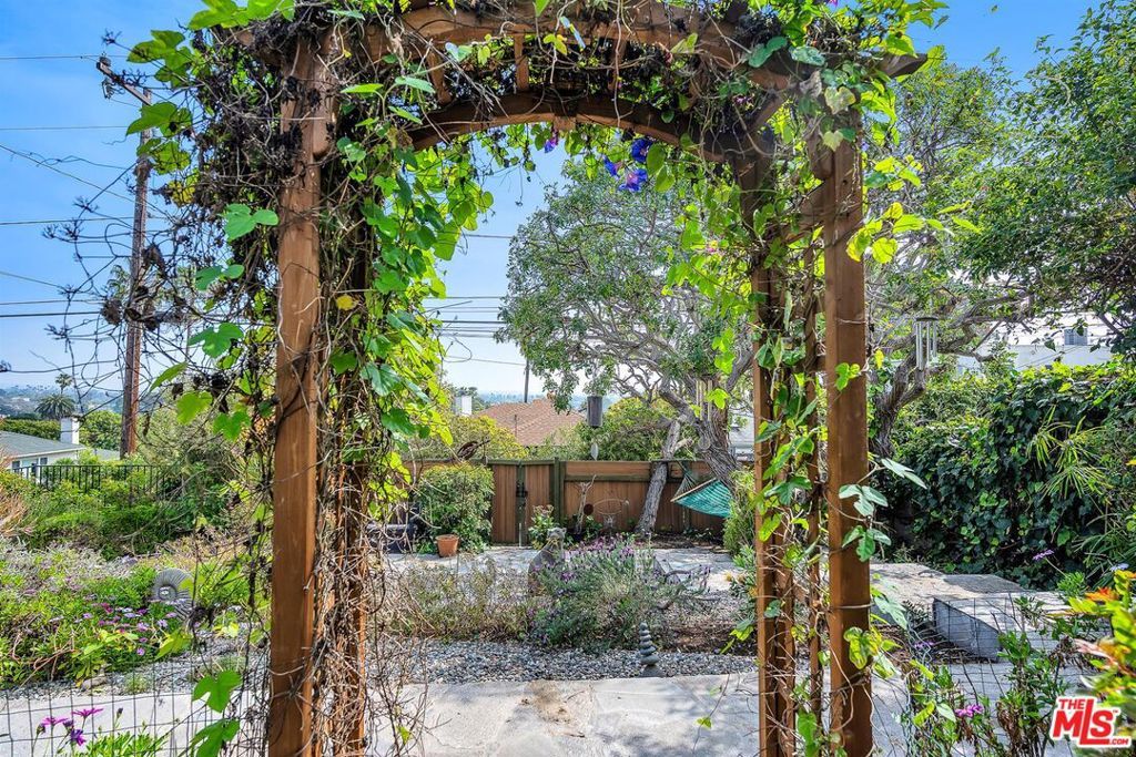 Image 37 of property listing at 2030 Marine Street, Santa Monica, CA 90405