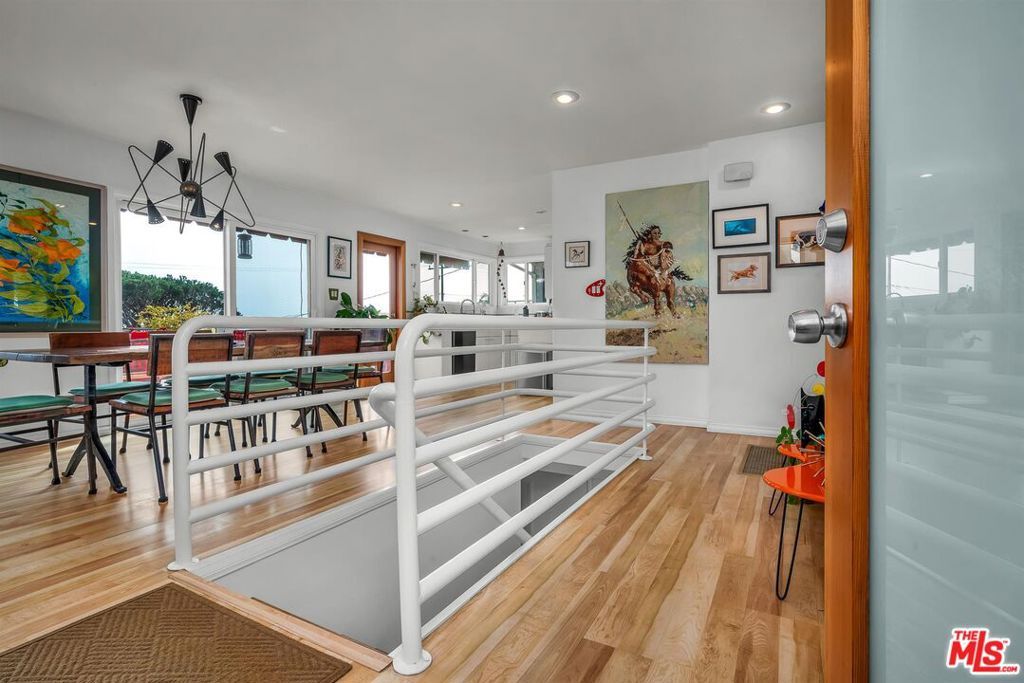 Image 4 of property listing at 2030 Marine Street, Santa Monica, CA 90405