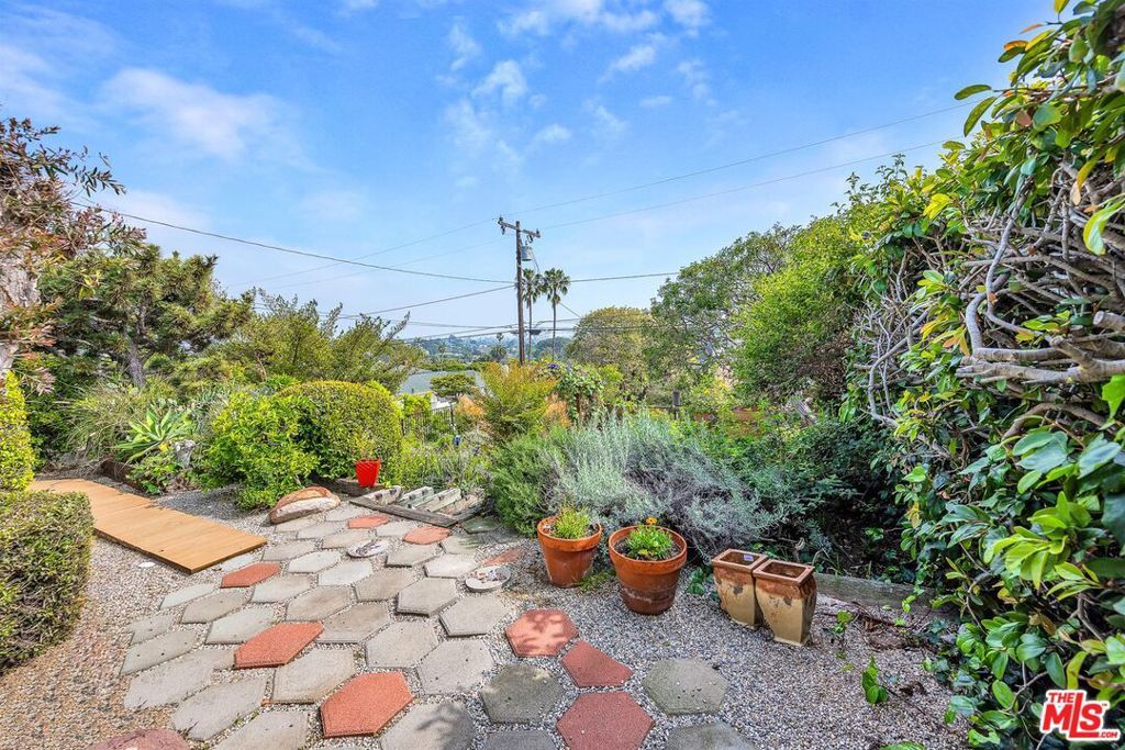 Image 41 of property listing at 2030 Marine Street, Santa Monica, CA 90405