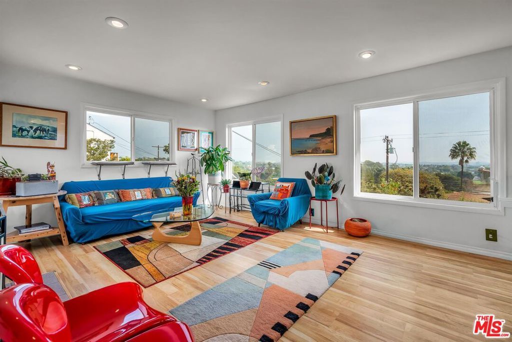 Image 8 of property listing at 2030 Marine Street, Santa Monica, CA 90405