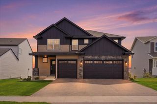 8813 Periwinkle Boulevard, Woodbury, MN 55129