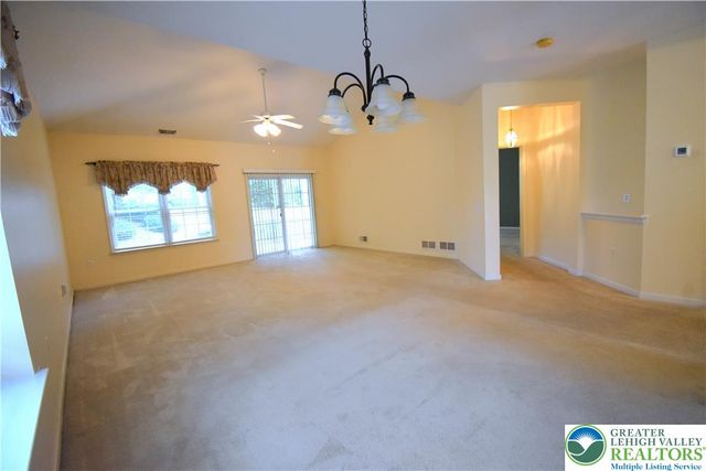 40 Glenmoor Circle North, Palmer Twp, PA 18045