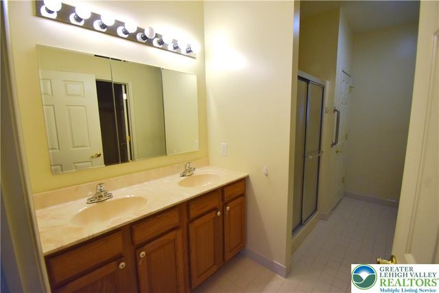 40 Glenmoor Circle North, Palmer Twp, PA 18045