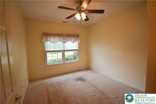 40 Glenmoor Circle North, Palmer Twp, PA 18045