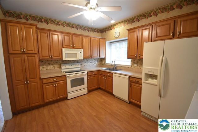 40 Glenmoor Circle North, Palmer Twp, PA 18045