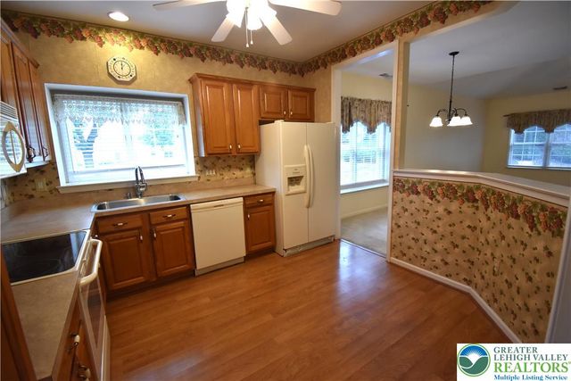 40 Glenmoor Circle North, Palmer Twp, PA 18045