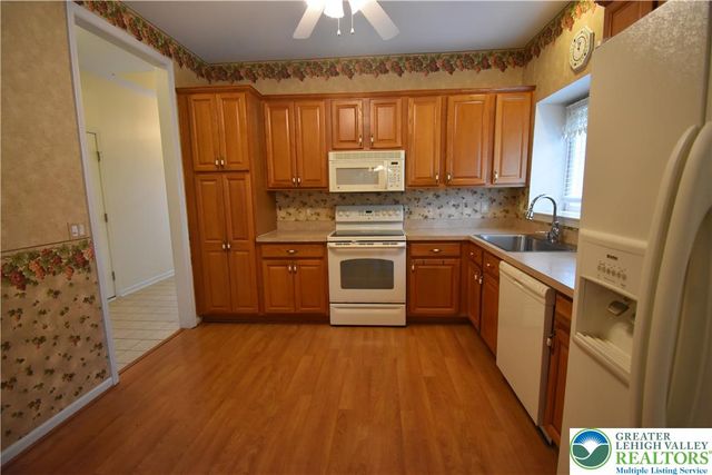 40 Glenmoor Circle North, Palmer Twp, PA 18045