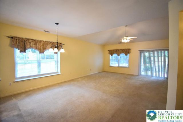 40 Glenmoor Circle North, Palmer Twp, PA 18045