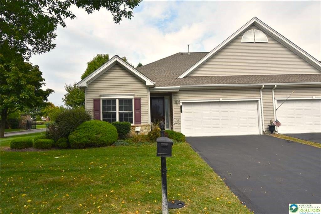 40 Glenmoor Circle North, Palmer Twp, PA 18045