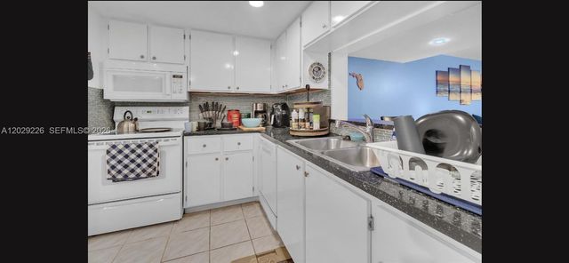 9427 NW 42nd Street, Sunrise, FL 33351