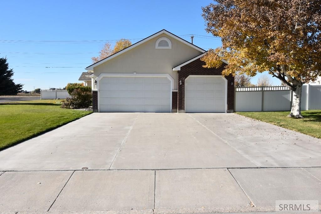Image 3 of property listing at 1529 Sunny Pine Way, Idaho Falls, ID 83404