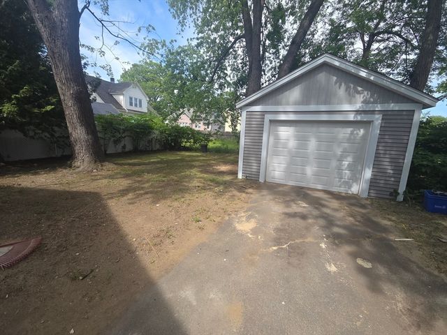 49 Corona St, Springfield, MA 01104