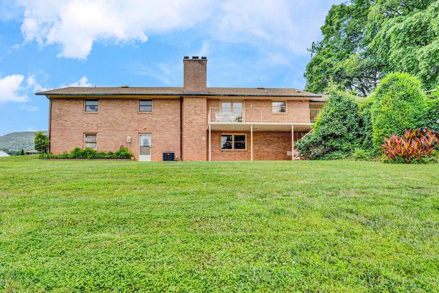 120 Vantage RD, Rocky Mount, VA 24151