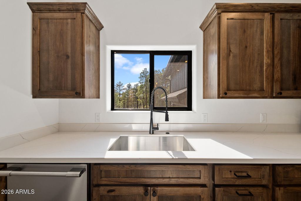Image 10 of property listing at 4520 W HAWTHORN Road, Show Low, AZ 85901