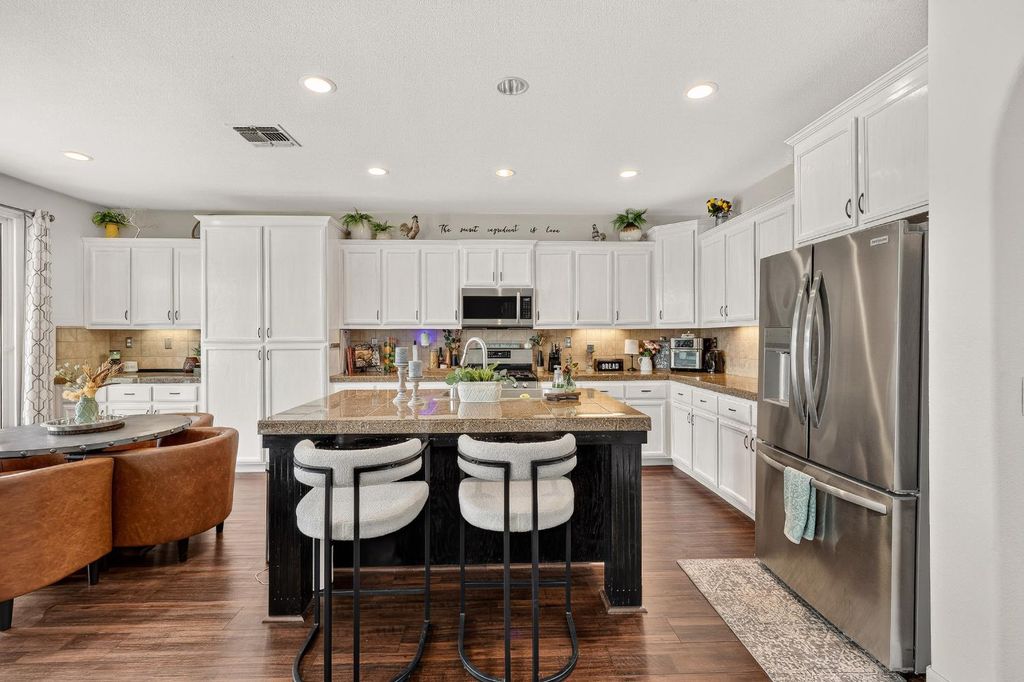 Image 13 of property listing at 9020 Hunters Creek Way, Chowchilla, CA 93610