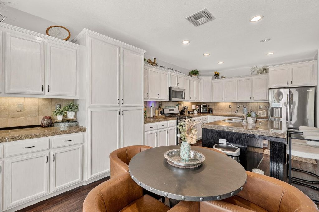 Image 15 of property listing at 9020 Hunters Creek Way, Chowchilla, CA 93610