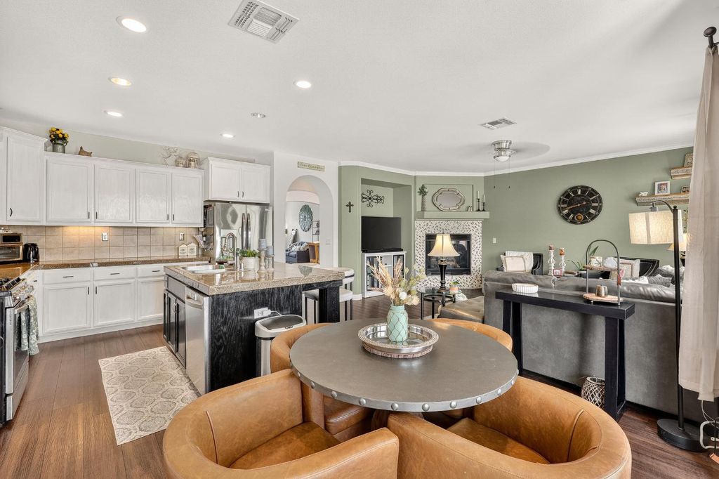 Image 16 of property listing at 9020 Hunters Creek Way, Chowchilla, CA 93610