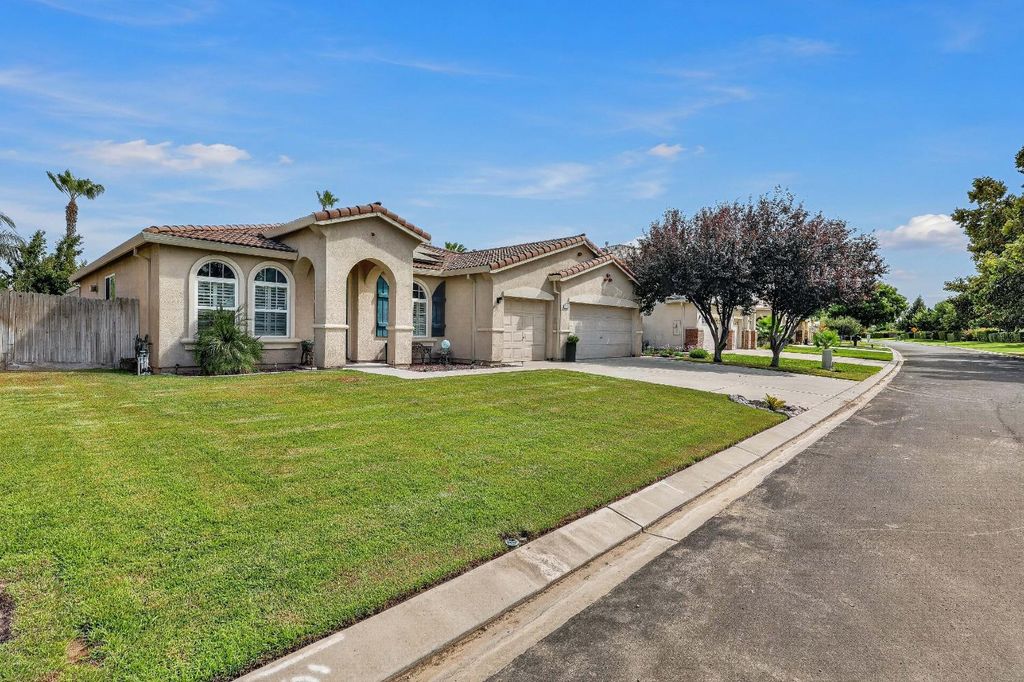 Image 2 of property listing at 9020 Hunters Creek Way, Chowchilla, CA 93610