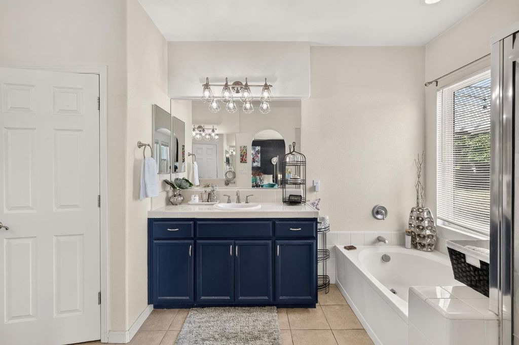 Image 25 of property listing at 9020 Hunters Creek Way, Chowchilla, CA 93610