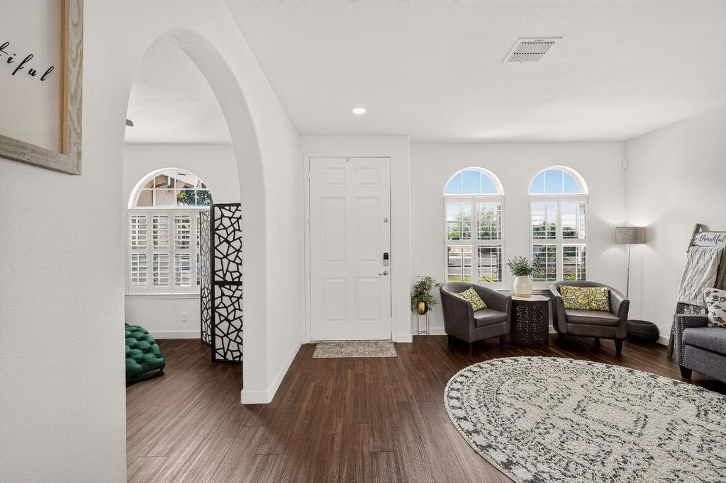 Image 3 of property listing at 9020 Hunters Creek Way, Chowchilla, CA 93610
