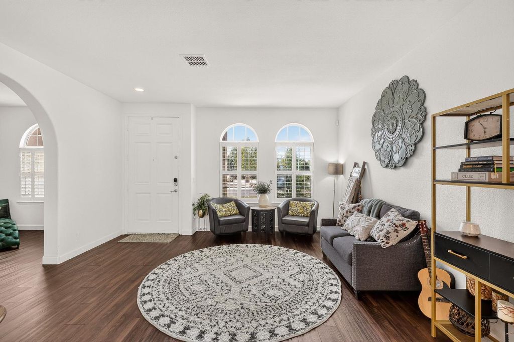 Image 5 of property listing at 9020 Hunters Creek Way, Chowchilla, CA 93610